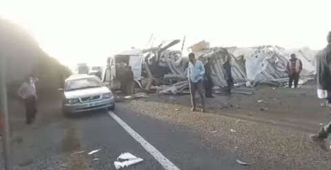 Tır devrildi yol kapandı !..