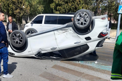 Niğde'de trafik kazası: Otomobil takla attı!