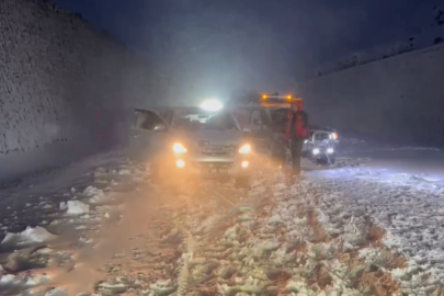 Niğde Safari Offroad Kulübü yolda kalan araçları kurtardı