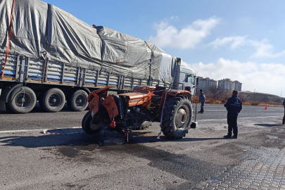 Niğde'de traktör tırla çarpıştı!