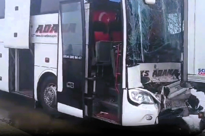 Niğde'de trafik kazası: Otobüs tıra çarptı!